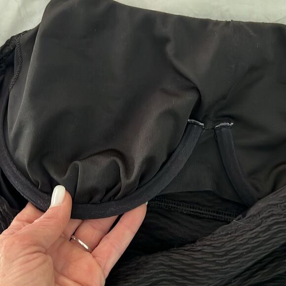 Lands End Textured Black Scoop Neck Tankini top w underwire & adjustable straps - Picture 4 of 5